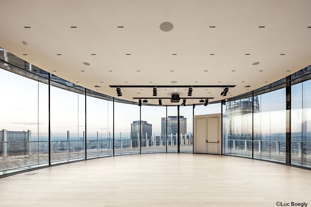 ParisLaDefense's tweet photo. #JeudiPhoto
Découvrez le Business Center de la #TourTrinity et son auditorium entièrement vitré, placé en rooftop au 25ème étage pour offrir le meilleur de la tour à tous ses utilisateurs ! 🤩
© Luc Boegly / @urw_group https://t.co/iPVv8yKPc2