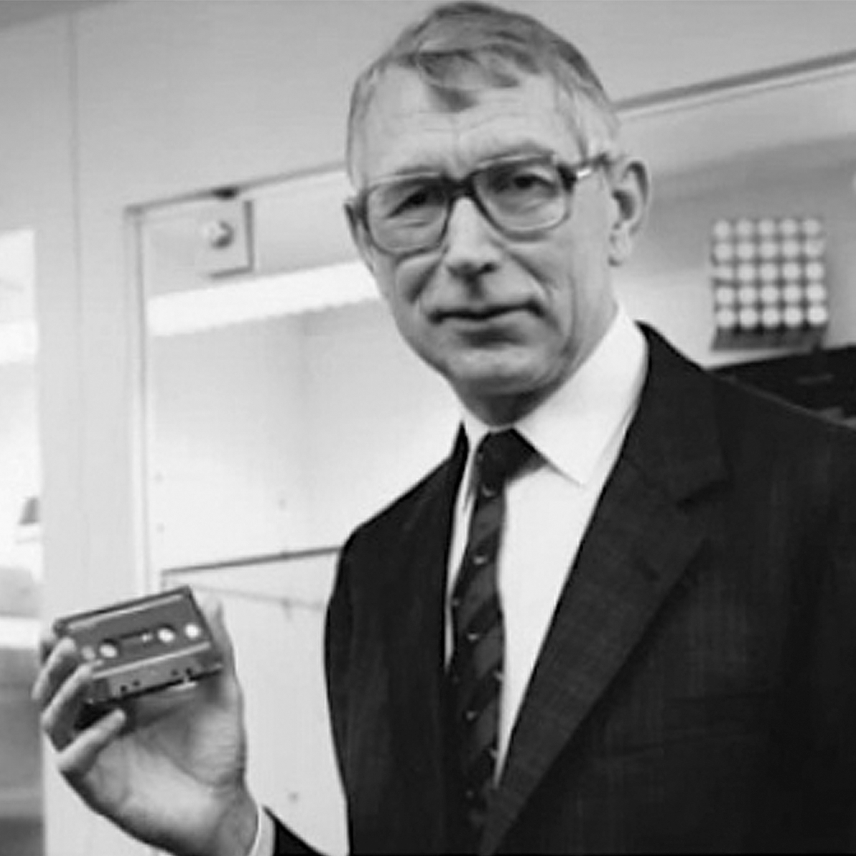 monsieurvinyl's tweet photo. La cassette audio – lancée en 1963 par #Philips – est dorénavant orpheline, en ayant perdu le 6 Mars dernier son inventeur : le néerlandais Lou Ottens. Dans de nombreux esprits, la #K7 restera toujours la compagne indissociable du #vinyle ⭐ #CassetteAudio @Analogique #LouOttens https://t.co/lxGsGsYb46