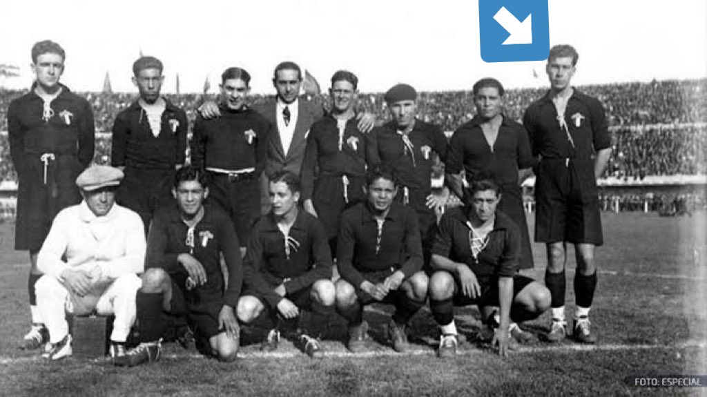 vintagesoccer2's tweet photo. Rafael Garza Gutiérrez “Récord” fue el capitán de la selección mexicana en el mundial de 1930, además de fundador y figura del Club América.
#ClubAmerica #OdiameMas 
Échale un ojo a nuestro catálogo, y si  no está la que buscas pídela y te la hacemos.

https://t.co/SBluCkOgYV https://t.co/iKaXnFvYPk