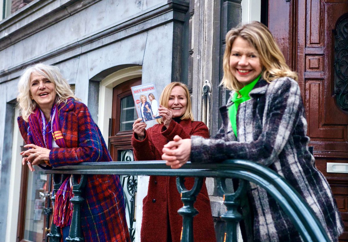 Vandaag met onze boek on tour bij <a href="/Angelagroothuiz/">Angela Groothuizen</a> waar ik veel van hou, en die mij zoveel heeft geleerd! Thx love #nietmiepen met <a href="/JolandaHolwerda/">Jolanda Holwerda</a>