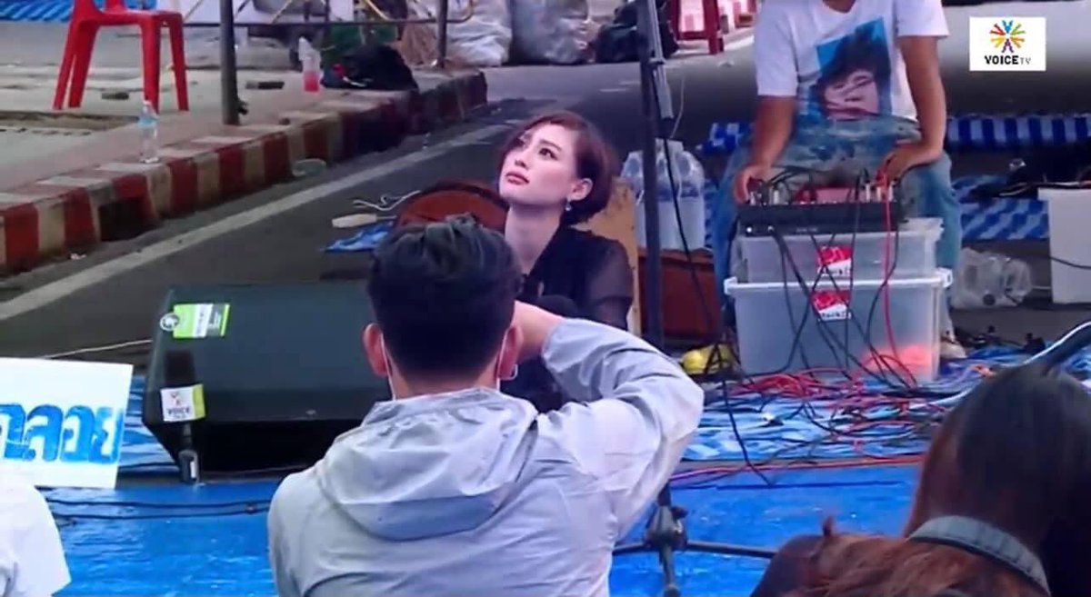 Shi_147's tweet photo. เพลงชาติไทย...ดัง​ เทอนอนเทอนั่ง​เป็นสิทธิ​ของเทอแต่สำหรับ​ผมพฤติกรรม​แบบนี้​ "โคตรน่ารังเกียจ" #สนับสนุนม112 #แผ่นดินไทยต้องมีในหลวง https://t.co/s83FtI5O69