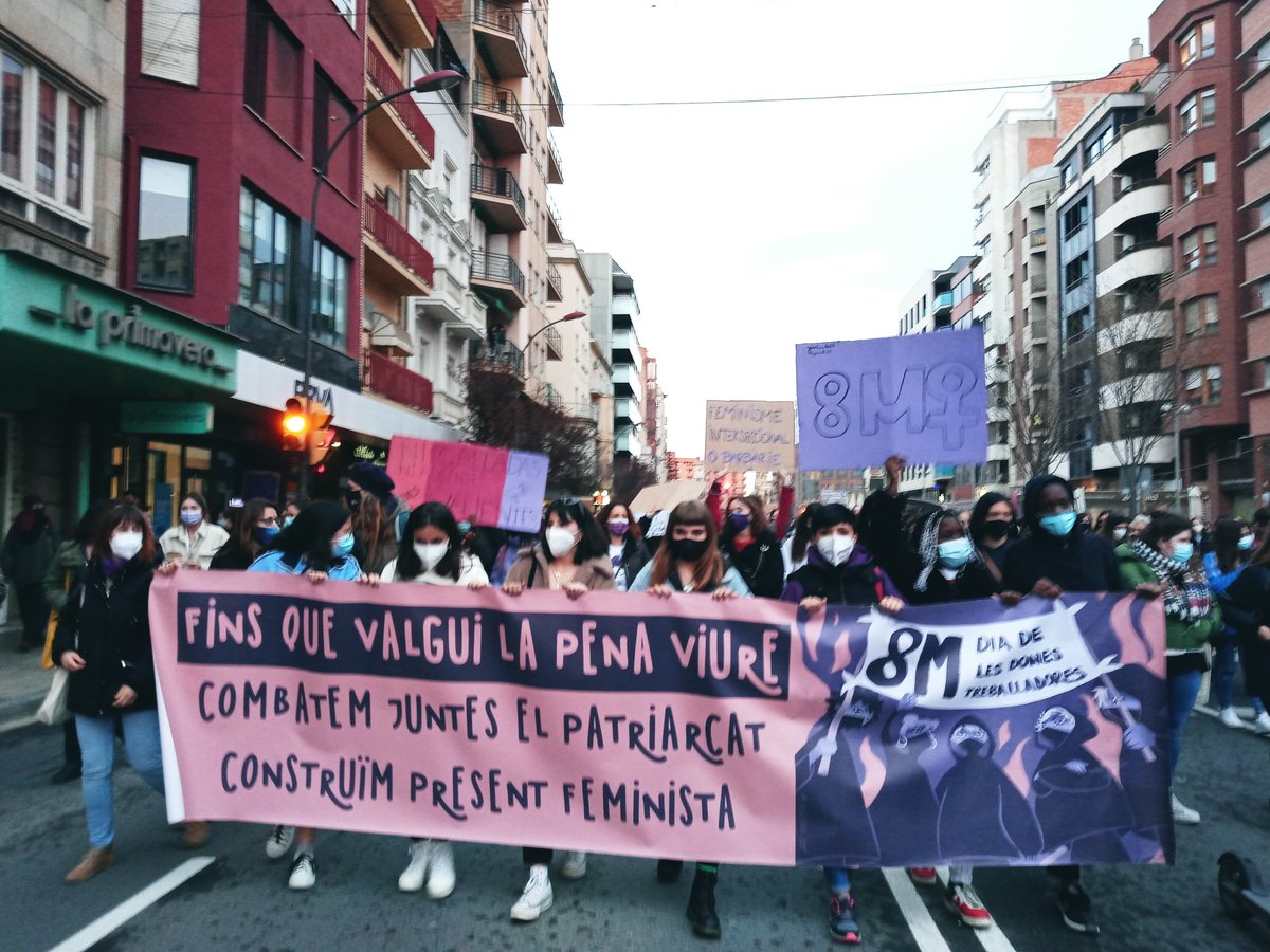 La_Directa's tweet photo. @albertmartnez @Adriana_Pimente @aleeix91 @SalvemLo @GarriguesSOSte1 @SomEnergia @uniopagesos @vteserena @AjLaGranadella @Micropobles @carmeferrerc @ConsellJussa @SOSPirineus #ComunitatDirecta | La Directa en paper es publica els dimecres cada 15 dies. Avui hem fet una excepció: hem posposat un dia la sortida de la #Directa519 per tal de poder garantir el dret a la vaga de les dones del col·lectiu #8M https://t.co/UxPzEpEV0x
#Directa519 https://t.co/YrmmNPTTlC