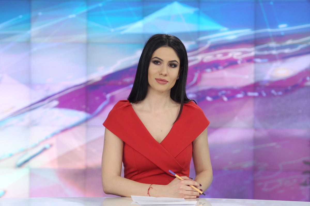 Двама журналисти на Bulgaria ON AIR подкрепят инициативата „Работилница за репортери“
Лицето на Новините ON AIR Виолета Манчева ще бъде ментор на учениците, а водещият на предаването „Директно“ Димитър Абрашев ще бъде част от журито. bit.ly/3t73jaA