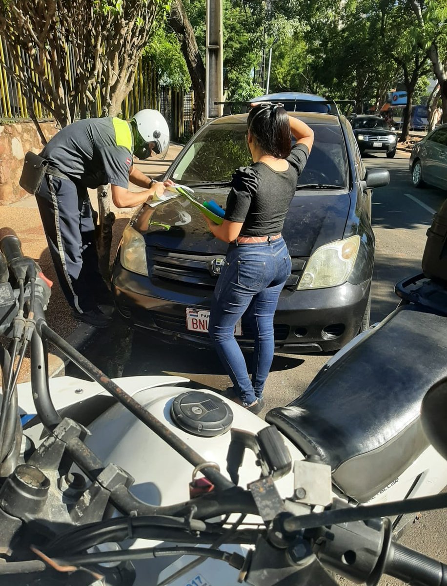asu_transito's tweet photo. ¡Anivéna upéicha lo mitã! 😕

Sanción y despeje de vehículos estacionados en lugares NO permitidos, en la intersección de Boggiani y R. I. 4 Curupayty.

Operativo conjunto entre la PMT y la Policía de Vigilancia.
#AsuTransito #AsuncionEnOrden https://t.co/YLkZcgFHhv