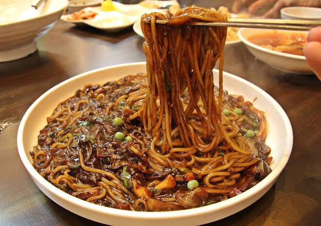 чачжанмен корейский. чачжан мён корейское блюдо. чачжанмен корейский. чачжанмен рамён. чачжанмен рамен.