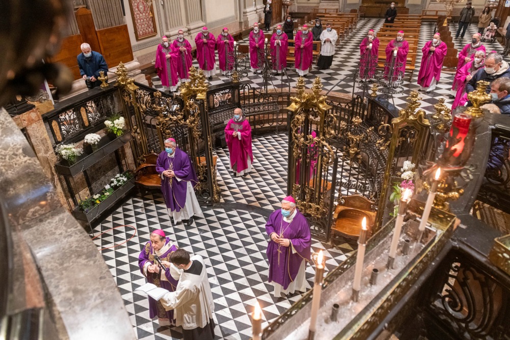 DiocesiDiPavia's tweet photo. Questa mattina a Caravaggio (Bg) i vescovi lombardi hanno celebrato la Santa Messa in suffragio ai morti di #COVID19 #Lombardia #Pavia #diocesi https://t.co/uPOxcA4jjn