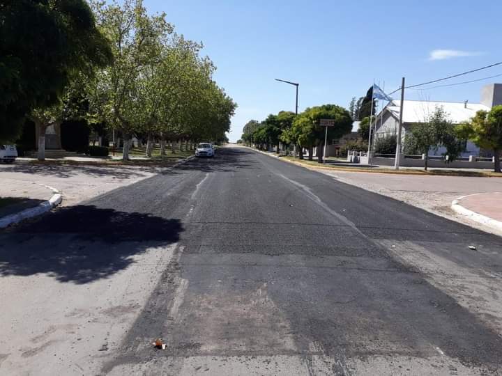 CastelliPuan's tweet photo. A través del Fondo de Infraestructura Municipal estamos realizando trabajos de bacheo y lechada asfáltica en las localidades de 17 de Agosto, Felipe Solá y Bordenave. 

Estas obras brindarán mayor seguridad a los vecinos. #FIM2020 #Obras https://t.co/8fkokFvKJl