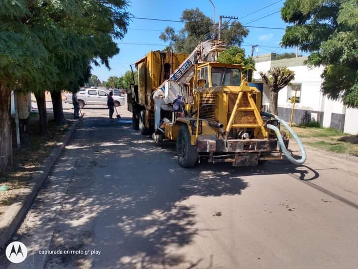 CastelliPuan's tweet photo. A través del Fondo de Infraestructura Municipal estamos realizando trabajos de bacheo y lechada asfáltica en las localidades de 17 de Agosto, Felipe Solá y Bordenave. 

Estas obras brindarán mayor seguridad a los vecinos. #FIM2020 #Obras https://t.co/8fkokFvKJl