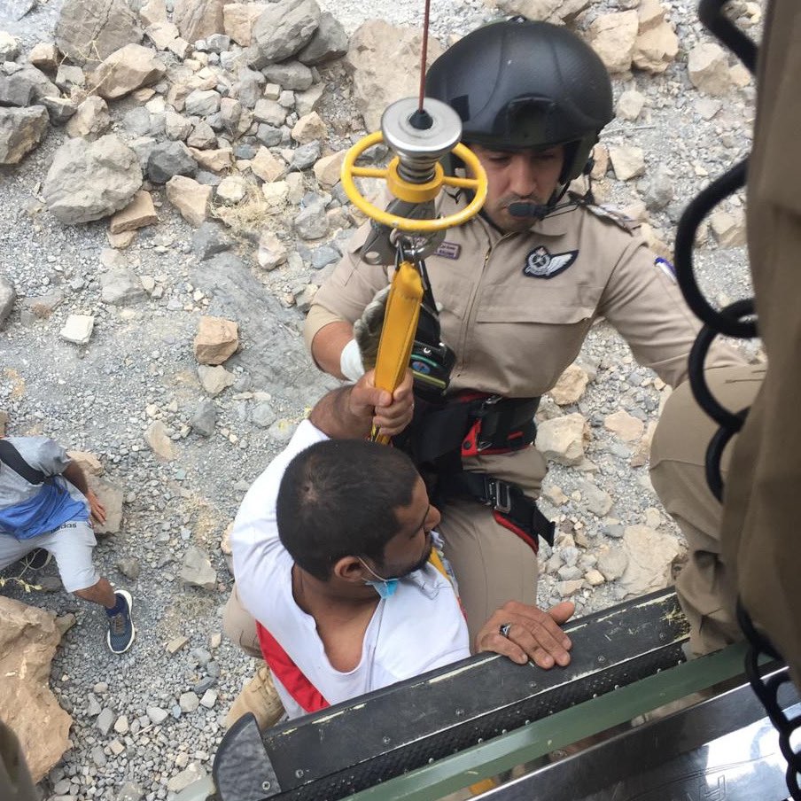 RoyalOmanPolice's tweet photo. طيران الشرطة ينفذ عملية إنقاذ شخص بعد تعثره وإصابته بأحد المناطق الجبلية الوعرة بنيابة بركة الموز، ونقله إلى مستشفى نزوى المرجعي لتلقي العلاج اللازم. 
#شرطة_عمان_السلطانية https://t.co/UAMEAY2QNK