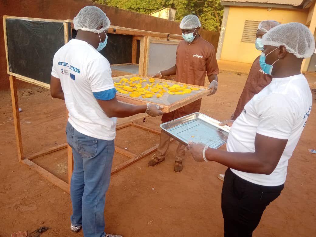 #INTEGRA_GUINEE financé par <a href="/UEenguinee/">Délégation de l'Union européenne en Guinée</a> lie la théorie à des séances pratiques 
↪ Techniques de séchage des produits agroalimentaires 🥭🍊  #GRAINE (gestion et renforcement #agricole pour l'#indépendance économique)
 📍Siguiri
#Africatrustfund
#Teameurope 
<a href="/ITCnews/">International Trade Centre (ITC)</a>