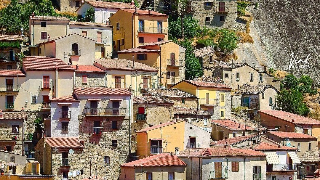 Vi portiamo a Castelmezzano, affascinante borgo nel cuore delle Dolomiti Lucane in #Basilicata 👉 bit.ly/Castelmezzano-…
#TreasureItaly #italianvillages
<a href="/Basilicata_Tur/">Basilicata Turistica</a> <a href="/BorghiPiuBelli/">Borghi+belli Italia</a>  
📷 instagram @ vinkweb