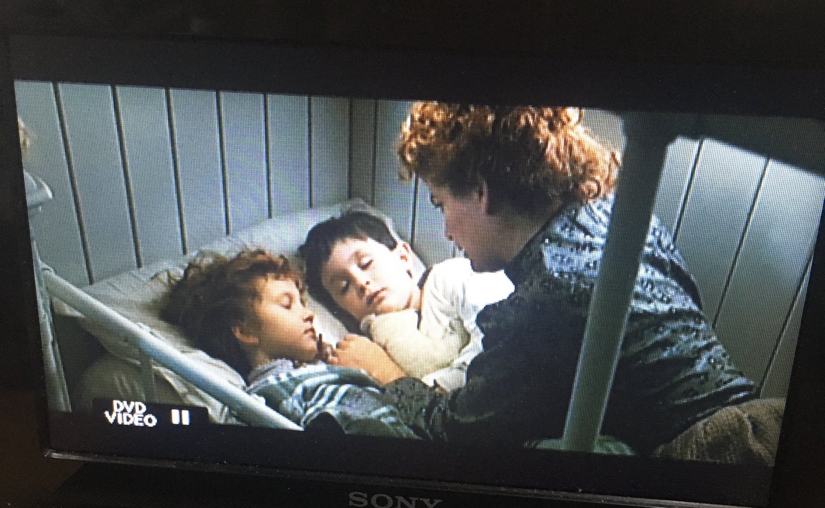 コル金太郎飴 名作映画 タイタニック 子連れ親子 ジャックとファブリツィオが自分の部屋 G60 を探すときにも登場してる 最終的に親子は避難を諦めてしまう タイタニック 映画 脚本