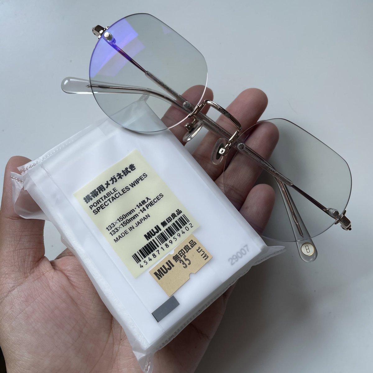 MODTRIMOSA's tweet photo. เต็ม 10 ไม่หักเลยแม่! ดีมากกกระดาษเช็ดแว่นของ MUJI เช็ดแล้วแว่นใสกิ๊กเลยใสจนงงเพราะนางเป็นกระดาษที่เห็นตอนแรกคืองงว่ากระดาษแบบนี้จะเช็ดให้ใสได้ไง ปกติใช้กระดาษทิชชู่ธรรมดาเช็ดคราบมันจะยังเหลือติดอยู่แต่ใช้กระดาษเช็ดแว่นอันนี้เช็ดนิดเดียวใสเหมือนใหม่เลย #ไว้รีวิวห้ามขายของโว้ยย https://t.co/7hnxeBFJNU