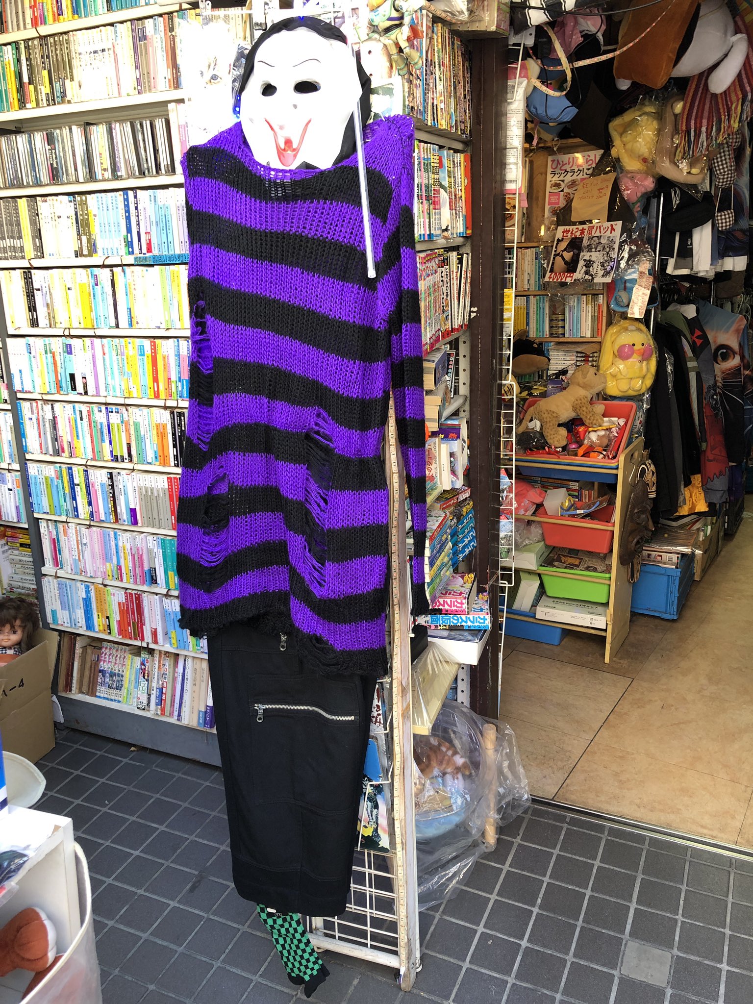 ブックマート都立家政店 古のバンギャ 服仕入れた コスプレにいかが 一周して E ロクfやフールズメイトの通販で当時買えなかった黒歴史 7分丈ズボンは店長のです T Co 8ekfccpe60 Twitter