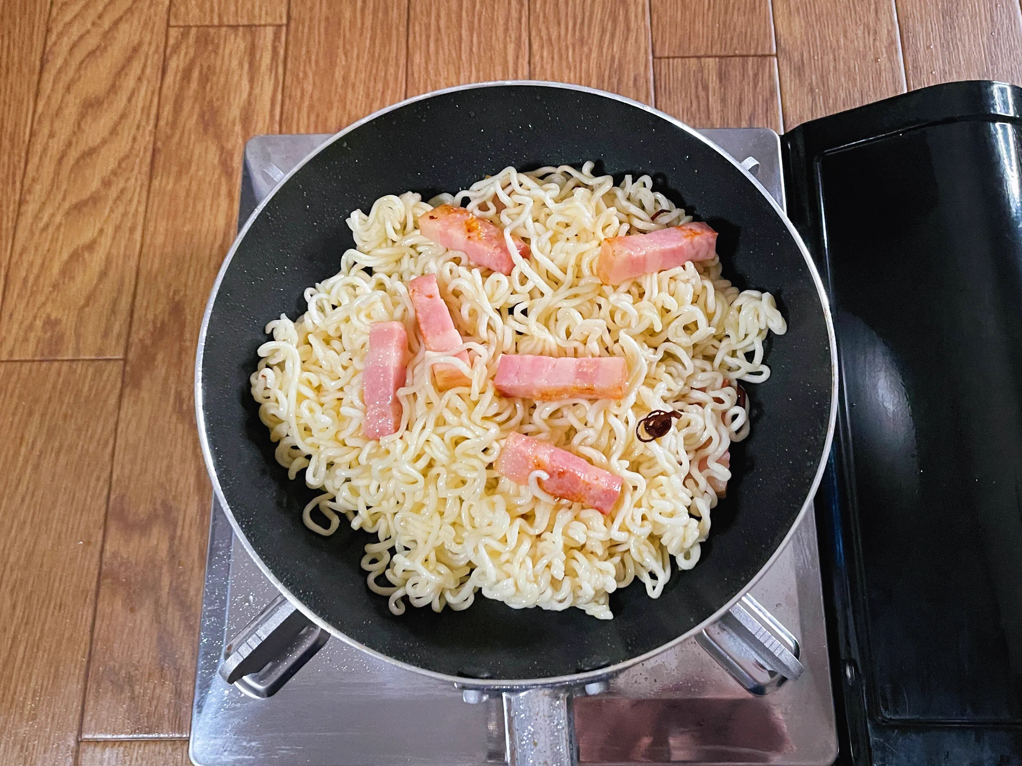 インスタントラーメンがペペロンチーノに？！サッポロ一番のアレンジレシピ！