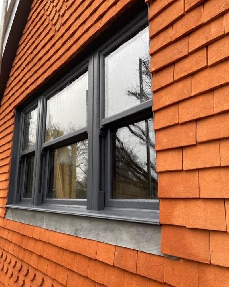 prwindowsltd's tweet photo. NEW build house is coming along nicely 🏡 we’ve been busy installing Heritage vertical sliding #windows &amp; #AluK #Frenchdoors. More #doors to be installed soon 👍 @AluK_GB @VictorianSlider #aluminiumdoors #verticalslidingwindows #newbuild #newbuildhouse #dorking #reigate #surrey https://t.co/7LvMHKnnvp