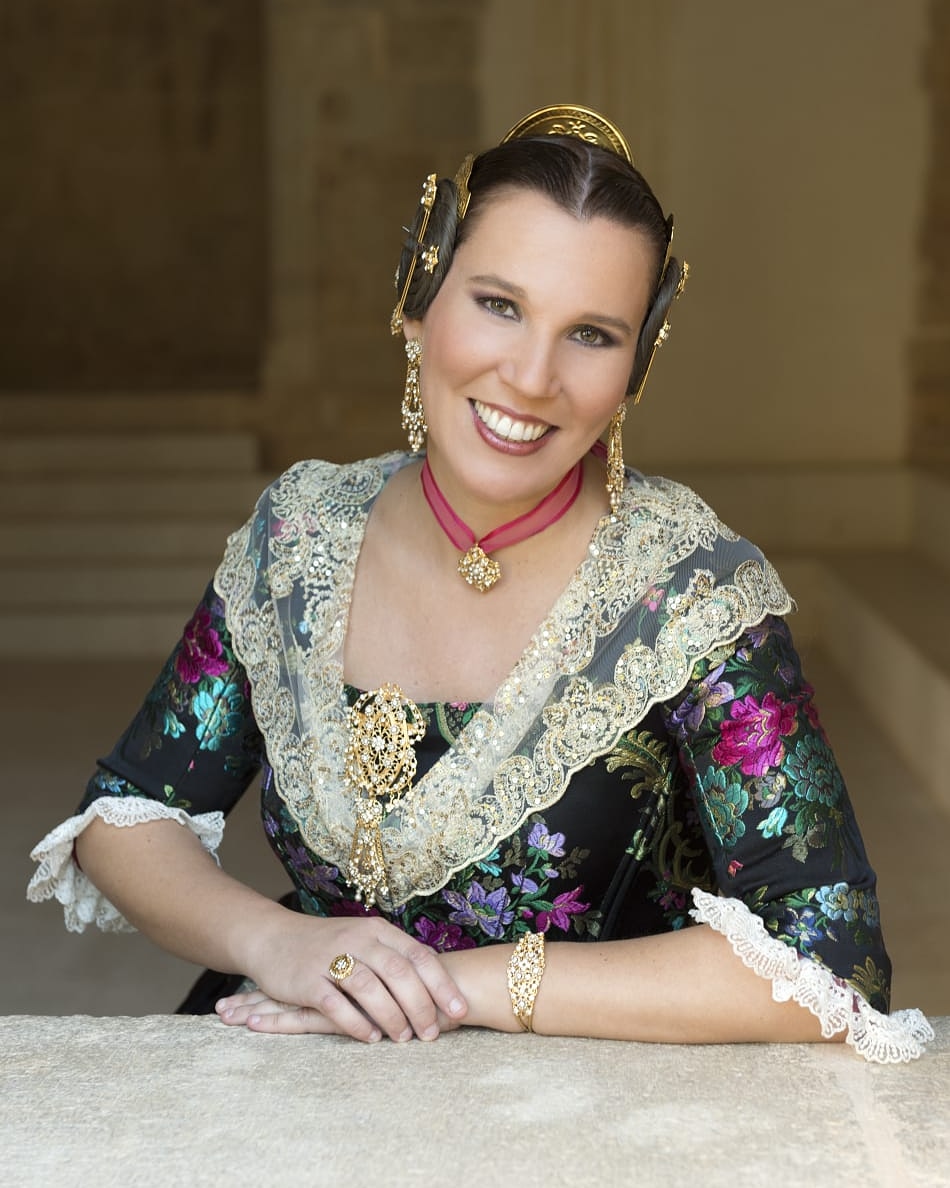 FallaEliptica's tweet photo. Reina de la Poesia 2020
🄻🄰🅄🅁🄰 🄱🄾🅂🄲🄷 🄸 🄼🅄ñ🄾🅉
Amagues un univers
tot ple de versos
que de tant en tant
deixes lliure.
Amagues el somriure
paraules
que fins a les estreles
mussiten.
📖: @llopiseta
📷: ©️ @SalvaGregori
Queden 8 dies per a Sant Josep.

#FallesGND https://t.co/gAy8bdSuGT