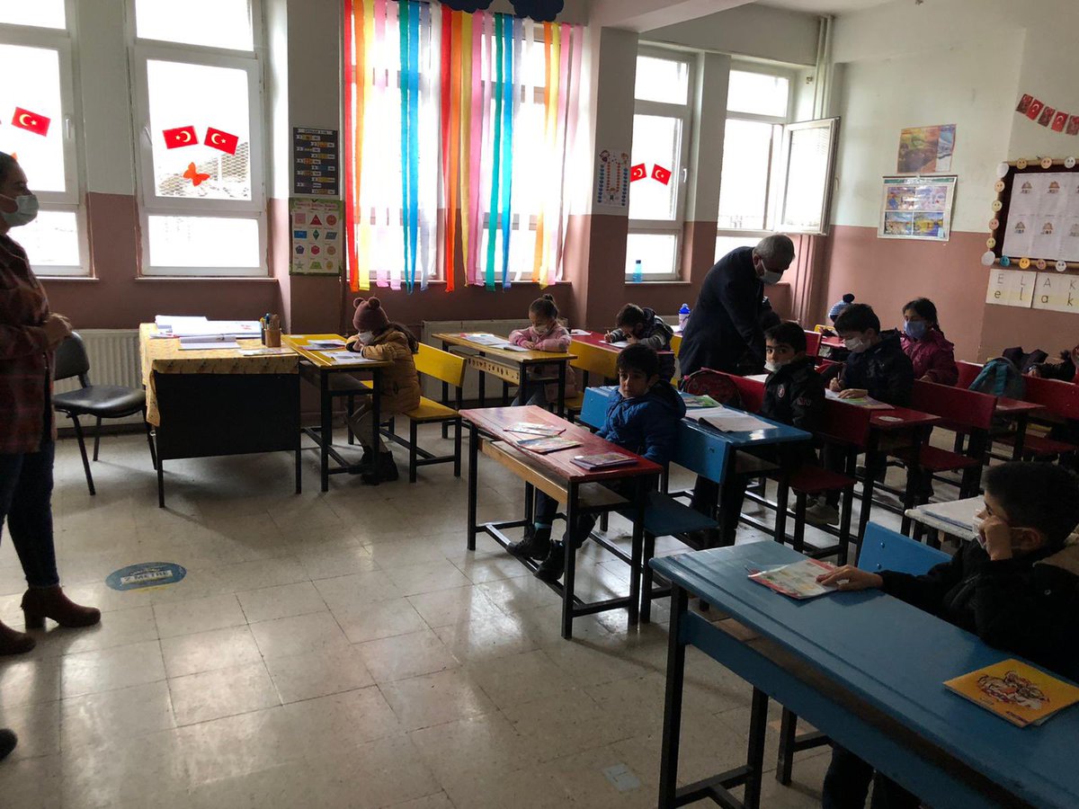 Okulumuzu ziyaret edip öğrenci ve öğretmenlerimizle bir araya gelen Milli Eğitim Müdürümüz Sn. <a href="/BilalGur30/">Bilal GÜR</a> ve şube müdürümüz @sabahSAKLI30 ‘ya ziyaretleri için teşekkürler.                    #HerEvBirOkul                                           <a href="/idrisakbiyik/">Dr. İdris AKBIYIK</a> <a href="/BilalGur30/">Bilal GÜR</a>