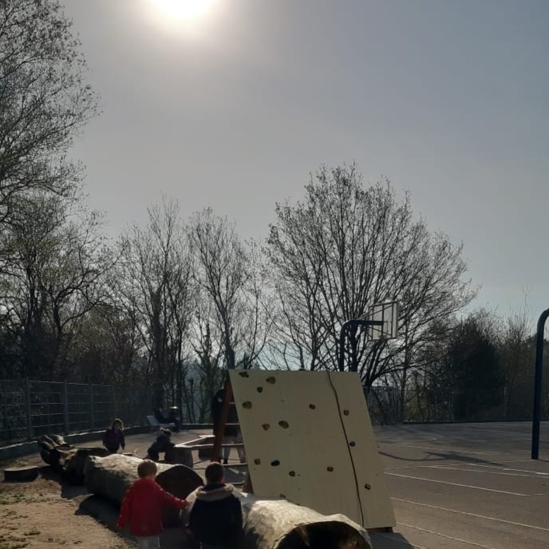 EguzkibegiIkas1's tweet photo. Gure ikastolaren izenak esaten duen moduan, gaurkoan, eguzkia begire izan dugu, osasuna eta jolasa bat datoz gure ikastolan... https://t.co/M1LtkBSoRh