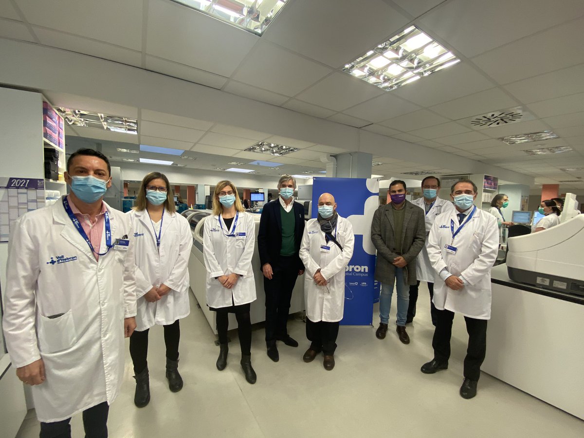 vallhebron's tweet photo. El Dr. Argimon, Secretari de Salut Pública i director de l’@icscat i el Dr. @robertfabregat, director general de recerca de @salutcat visiten els laboratoris de microbiologia i els labs clínics de #vallhebron, on s’estudia i seqüencia el major nombre de mostres de #SARSCoV2 https://t.co/movBT6MEkD