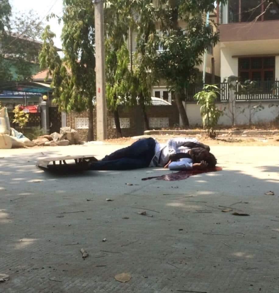 FoodieZue_2019's tweet photo. TW // blood
One was killed after being shot in the head by live ammunition in North Dagon this morning. His wife is only 2 months pregnant. A child has become fatherless when he is not even born yet. Save us. 

#WhatsHappeningInMyanmar
#Mar11Coup https://t.co/CwhckGQWyC
