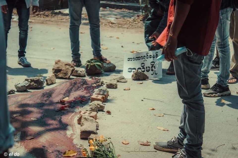 FoodieZue_2019's tweet photo. TW // blood
One was killed after being shot in the head by live ammunition in North Dagon this morning. His wife is only 2 months pregnant. A child has become fatherless when he is not even born yet. Save us. 

#WhatsHappeningInMyanmar
#Mar11Coup https://t.co/CwhckGQWyC