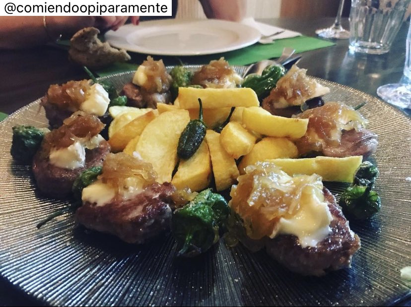 #Repost @comiendoopiparamente ¡Feliz jueves! Hoy solomillo de cerdo ibérico Joselito con una capa de cebolla confitada y queso brie fundido.

@alcaravearestaurantes 

#comida #food #instafood #foodporn #gastronomia #restaurante #foodie #fitness #gourmet #dieta #comidasana #amigos