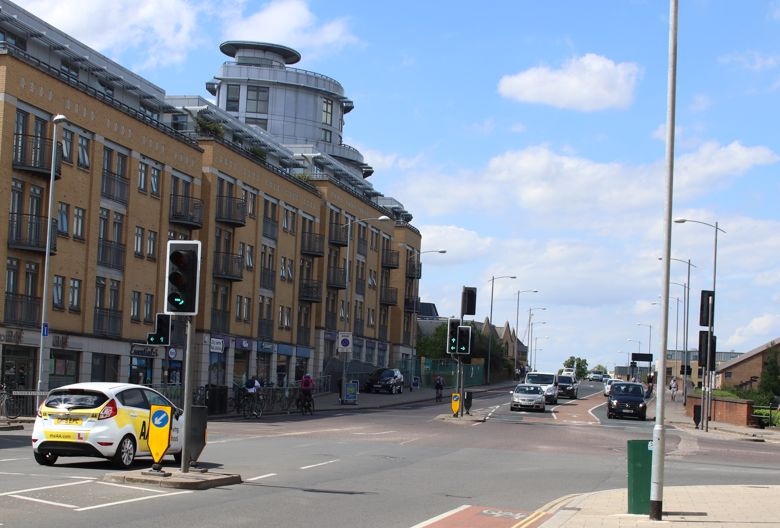 A 12-month #SmartSignals trial will investigate how camera-based sensors and machine learning can be used to optimise traffic signals to improve traffic flow, reduce journey times and help tackle air pollution in #Cambridge. <a href="/VivacityLabs/">VivaCity</a> <a href="/GreaterCambs/">Greater Cambridge Partnership</a> orlo.uk/SmartSignals_T…