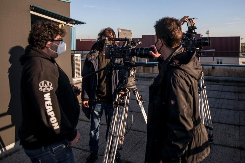 RCserviceSpain's tweet photo. Cuando se juntan las ganas, los amig@s y los buenos pretextos,...aahh y las joyitasRC (terraza incluida) 🎥🤩!!!

#pacobelda 
#ximofernandez 
#sergiodeuña 
@CattsCamera
@AluzineRentals

🎥 cámaras #RedMonstro y Helium con ópticas #Leitz Prime FF y Atlas Orión Anamorphic. https://t.co/XwspR8yMqk