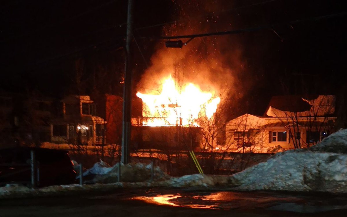 POGagnon's tweet photo. Incendie majeur dans un duplex à Louiseville https://t.co/ZuCFvyc8bp #EM #Mauricie #Incendie https://t.co/QOl96v9ftG