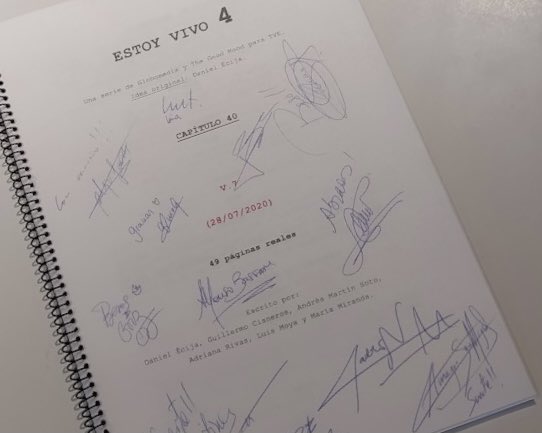 Amigos, ¿qué tal la resaca del #EstoyVivo40? 🙌🙌 Para pasarla mejor, REGALAMOS UN GUIÓN de este primer capítulo de la T4, FIRMADO POR LOS PROTAGONISTAS.

Para conseguirlo, RT a este tweet y sigue a <a href="/globomedia/">Globomedia</a> en Twitter. ¡Anunciaremos el ganador el próximo miércoles! 🤗🎁