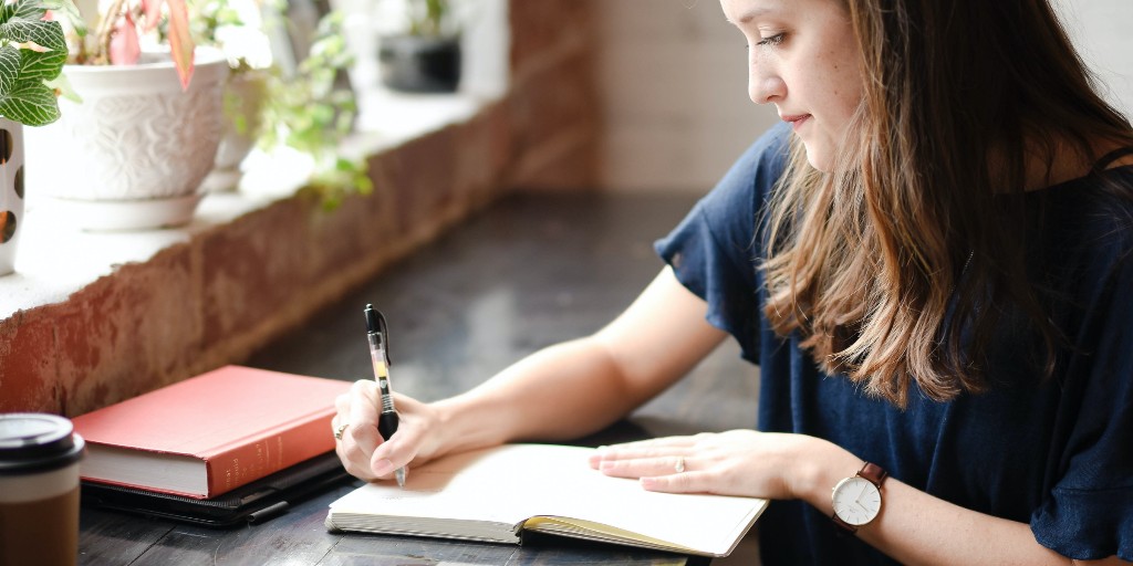 CruseSupport's tweet photo. After someone dies it’s common to experience a mix of emotions, and many bereaved people tell us that keeping a diary or journal to write a few things down, can be a very helpful process 📝💛

Find out more on our website 👇 

https://t.co/o1AEs4GBEc https://t.co/FbL5NOZ7oc