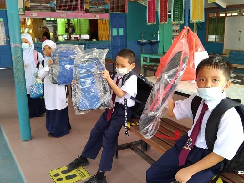 Thread Sembrong Kita

1000 PELAJAR TERIMA BANTUAN "BACK TO SCHOOL"!

Aspek kebajikan &amp; pendidikan menjadi antara keutamaan Ahli Parlimen Sembrong, DS <a href="/HishammuddinH2O/">Hishammuddin Hussein 🇲🇾</a>

Ahad lalu, 1,000 orang pelajar dari 31 buah Sekolah Kebangsaan(SK), Sekolah Jenis Kebangsaan Cina (SJKC) 
1/3