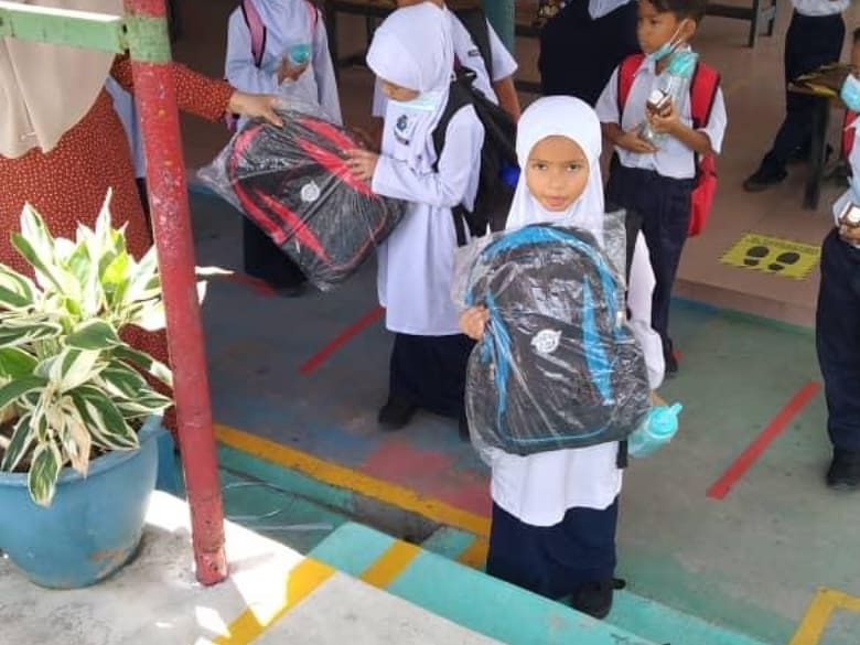SembrongP153's tweet photo. Thread Sembrong Kita

1000 PELAJAR TERIMA BANTUAN "BACK TO SCHOOL"!

Aspek kebajikan &amp; pendidikan menjadi antara keutamaan Ahli Parlimen Sembrong, DS @HishammuddinH2O

Ahad lalu, 1,000 orang pelajar dari 31 buah Sekolah Kebangsaan(SK), Sekolah Jenis Kebangsaan Cina (SJKC) 
1/3 https://t.co/Hwh2FJMwYX