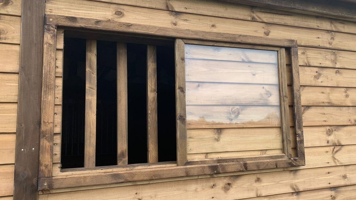 ChapelstoneEC's tweet photo. Rear of stable, slidy window. Can't wait to see some sweet eyes looking out of there. #Horsesoftwitter #stablemanufacturer #Essex #Suffolk #HomeCounties #LoveMyHorse @equestrianindex https://t.co/2zJe1hHjF1