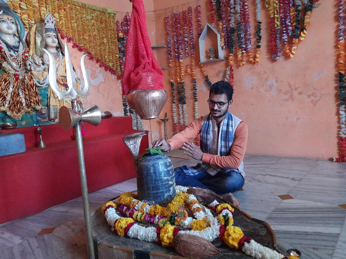 vipul_galande's tweet photo. .   #ॐ_नमः_शिवायः
*ॐ त्र्यम्बकं यजामहे सुगन्धिं पुष्टिवर्धनम्‌।* 
*उर्वारुकमिव बन्धनान्मृत्योर्मुक्षीय माऽमृतात्।।*
आप सभी को महाशिवरात्रि के पावन पर्व की हार्दिक बधाई एवं शुभकामनाएं।
#हर_हर_महादेव #mahakal #Mahashivaratri2021
#शिवभक्त_इंदौर #महादेव https://t.co/FTDozJaDr6