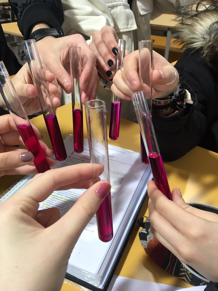 sandraa_8a's tweet photo. Hemos sido #infectadas
#infubu21
@MartaOrteubu @juliaalara02 @oscarrpliego02 @Sofiaubu e Irache Yoldi
Buen experimento @deaymerichb 🧪🤓 https://t.co/oDzjR36v9I