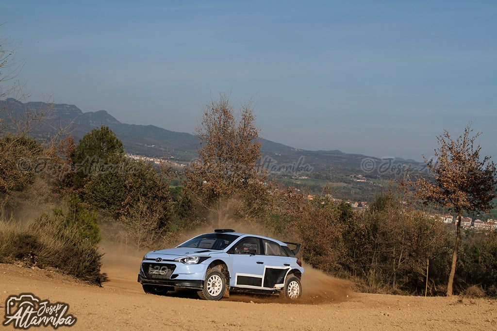 RubnPerez's tweet photo. TerraTraining Motorsport ya prepara esta nueva temporada.

Surhayen Pernía y Francisco López testaban ayer el Hyundai i20 R5 sobre tierra en el Canudas Motor Test probando reglajes de cara a las pruebas que disputen en dicha superficie este año. #SCER 

Fotos: @josepaltarriba https://t.co/pVKPXtMNNj