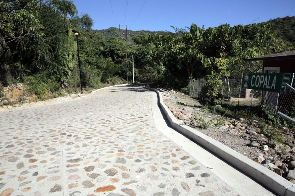 SinaloaSop's tweet photo. Copala, en #Concordia fortalece su vista arquitectónica en favor del turismo con la pavimentación a base de empedrado de su calle principal. @QuirinoOC ¡cumple!

https://t.co/xLRBrEwwOW https://t.co/YCPZxIauDp