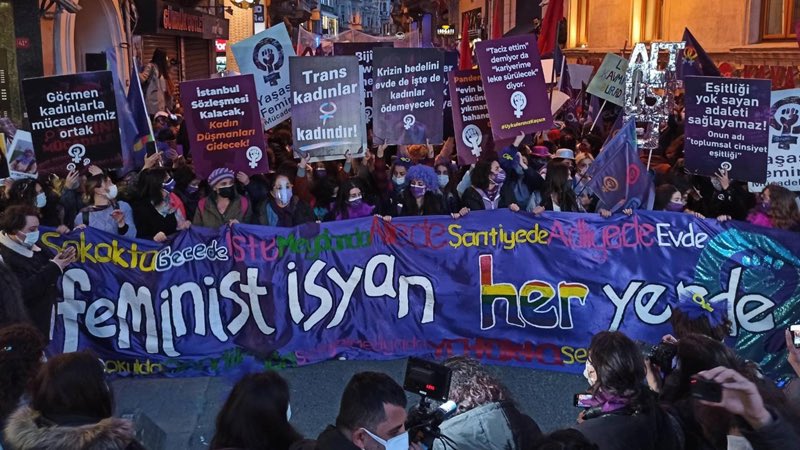 8 Mart’ta Feminist Gece Yürüyüşü'ne katılanların gözaltı gerekçesi;

RİTME GÖRE ZIPLAMAK