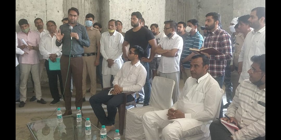 gsinglajourno's tweet photo. @dtcphry के #DTPE पहुंचे #DLFPh3 UBlock residents की मीटिंग में। DTP said we need to change the view and make Gurugram smart city as Vision of @mlkhattar. अवैध निर्माण तोड़ना होगा।, अतिक्रमण हटाना पड़ेगा तभी सील खुलेगी।
@kMakrandIAS @cmohry https://t.co/CSvNBprQjn