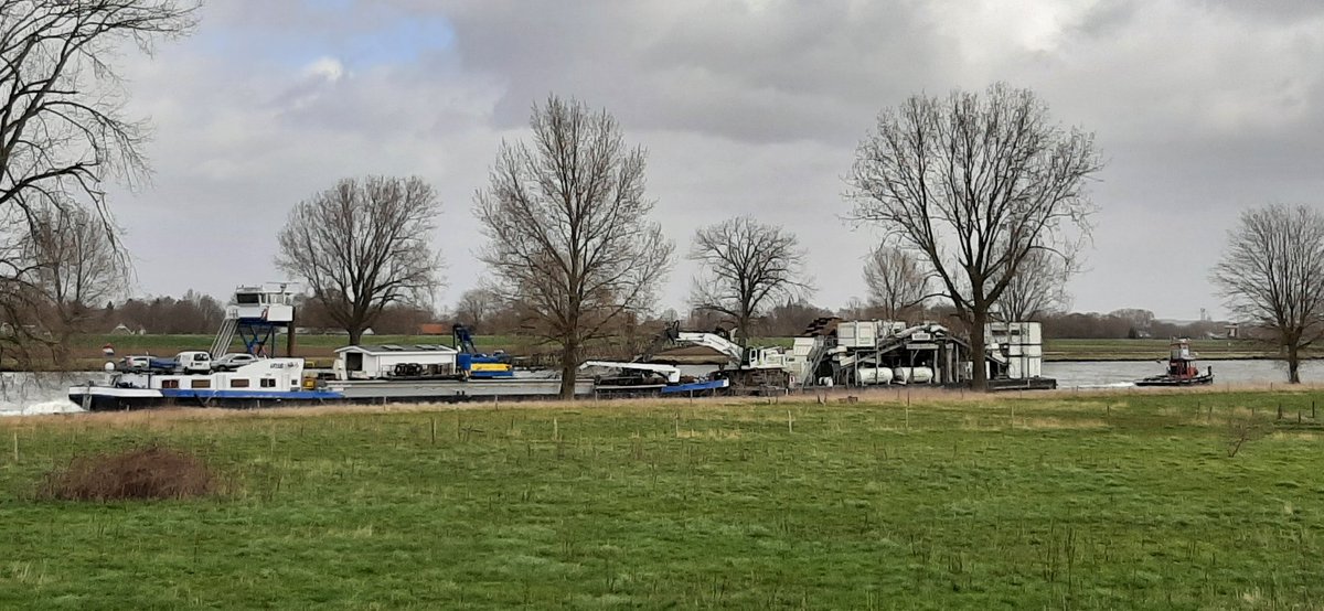 Trekschuit Hendrik en Iris hebben er een zware kluif aan om de spullen van <a href="/MvOgroep/">Martens en Van Oord</a> naar de juiste bestemming te brengen #maas #Grave #stroomopwaards #windopkop