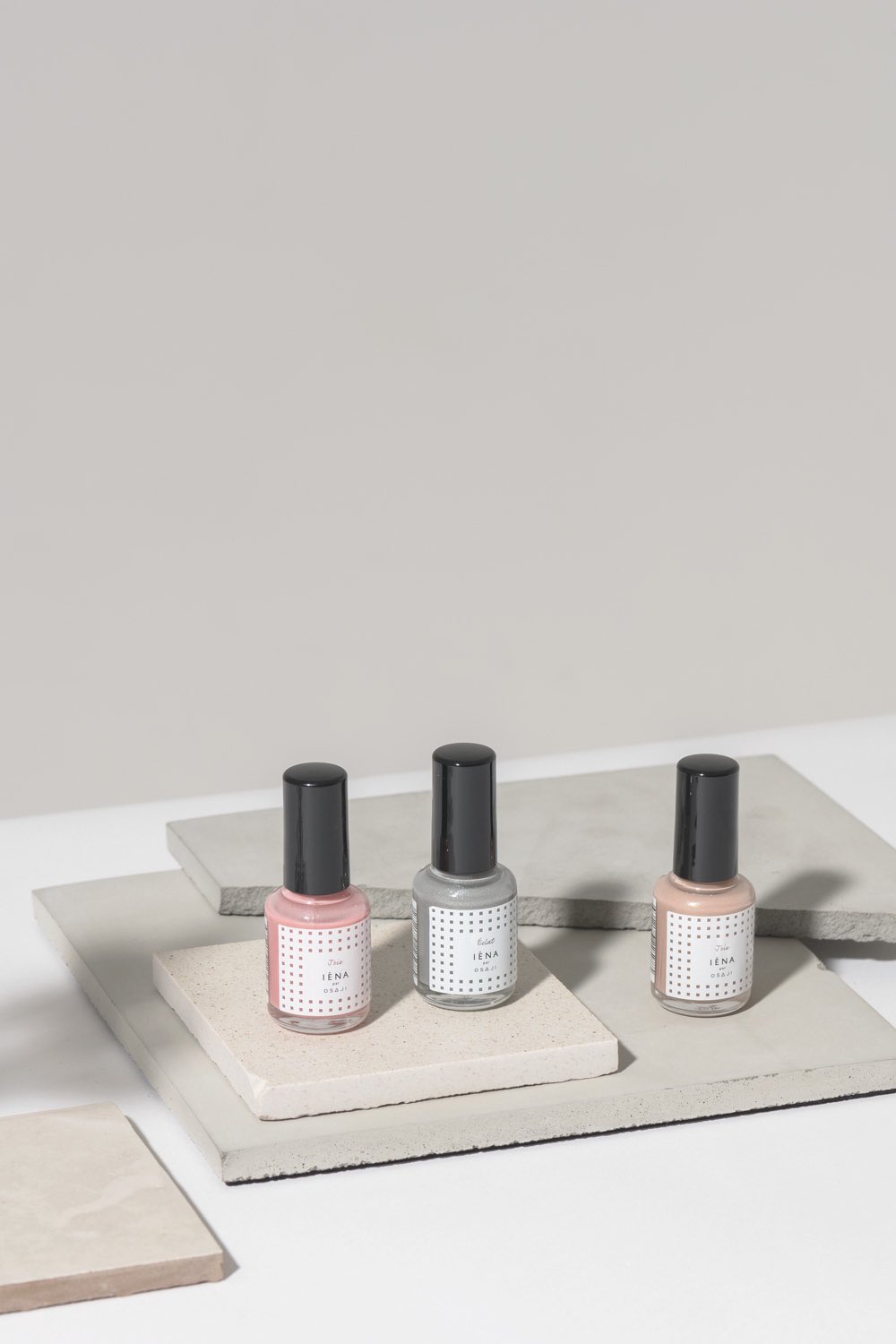 Osaji オサジ Iena Osaji Collabolation Nail Color ピリッとシンプルなペールトーンネイルアレンジ 使用色 X02 Comfy コンフィ X07 Eclat エクラ 09 Hakuchuumu 白昼夢 コンフィとエクラを交互に塗りながら 最後に白昼夢をひと塗り