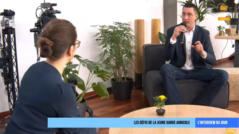 "Susciter des vocations, montrer un nouveau visage, engager une transition compatible avec un revenu décent : le développement du stockage de carbone est une formidable opportunité pour les jeunes agriculteurs et les citoyens !" <a href="/vandaele_sa/">Samuel Vandaele</a> sur le plateau de <a href="/VillageSemence/">VillageSemence</a>