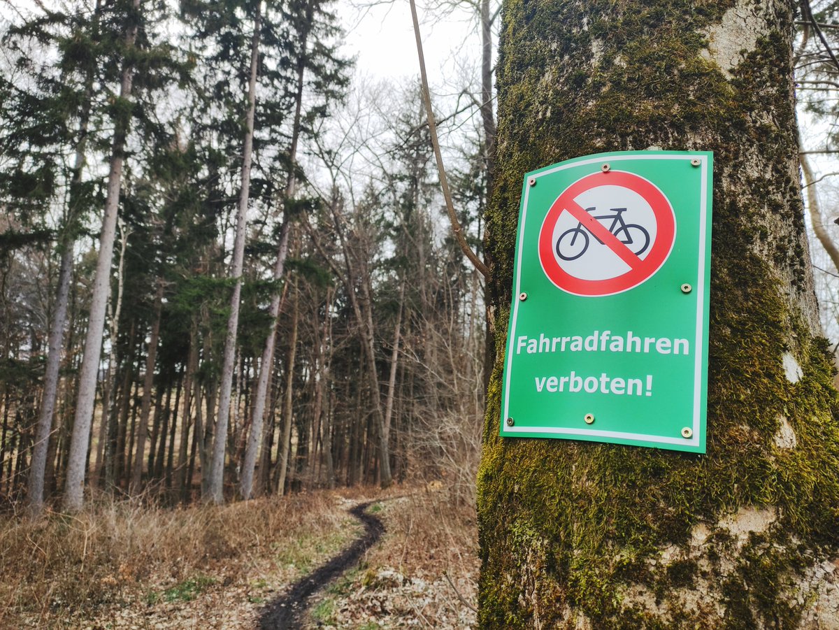Es ist soweit: Erste Verbotsschilder durch den Zusatz im Bayerischen Naturschutzgesetz wurden aufgestellt. Habt auch ihr neue Bike-Verbote entdeckt? Dann schickt sie uns oder postet die Sperrungen mit dem Hashtag #freetrailsbayern!

Mehr Infos unter bike-magazin.de/w/3433a