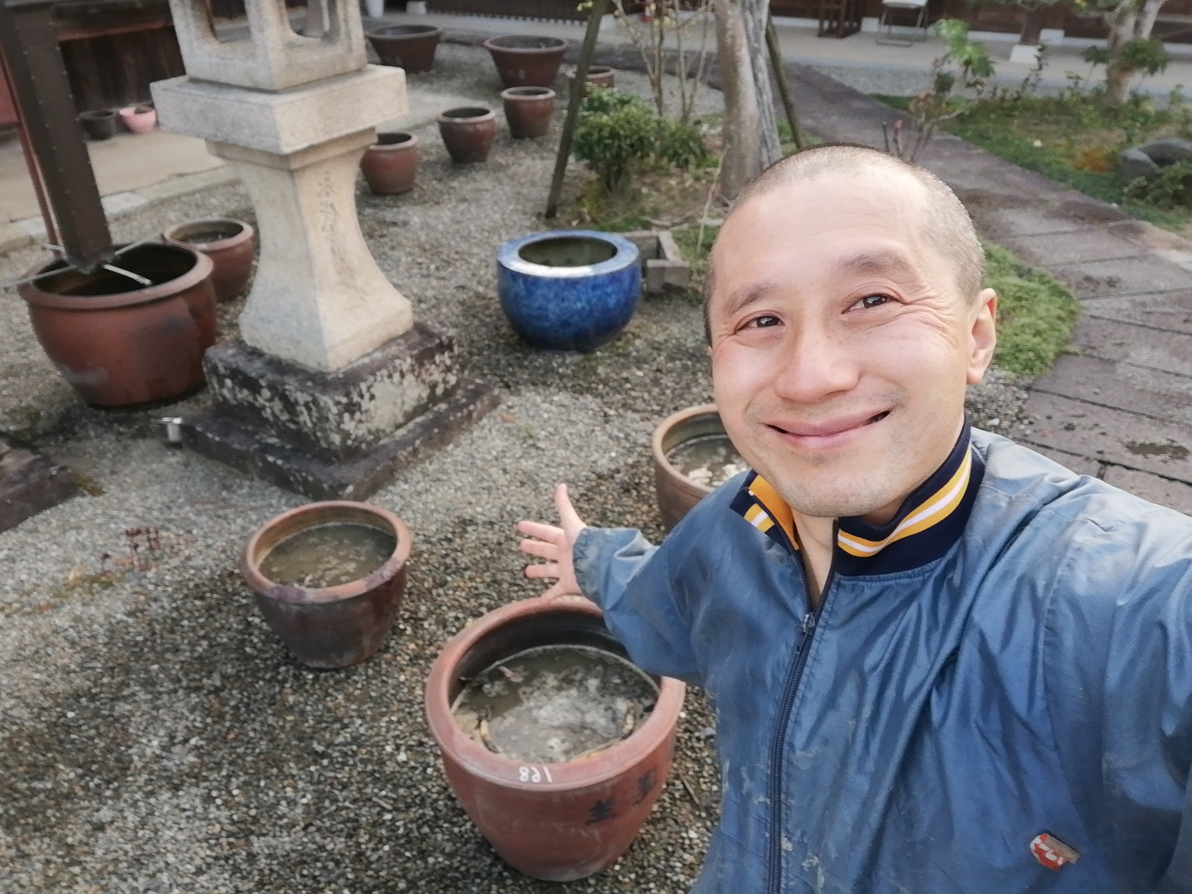 تويتر 蓮和尚 ハッスー 生蓮寺 しょうれんじ على تويتر 悲報 悲しいことは続く 写真は笑ってるけど 心の中は悲しいハス 今日は 蓮の植え替え開始したハス 今年は肥料を調整して 追肥なしに挑戦 なのに キーになる肥料を 入れ忘れてしまったハス