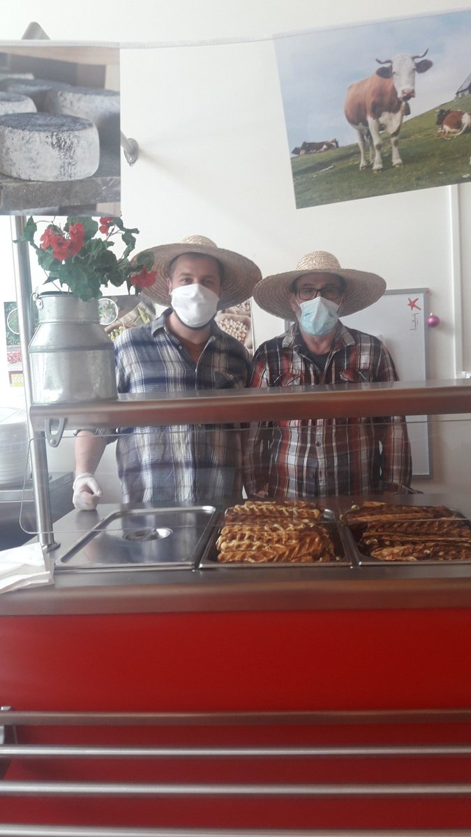 IsabelleRSC's tweet photo. Animation fromagère ce midi au restaurant scolaire d'Houlbec Cocherel avec la venue de Franck, animateur @GroupeConvivio qui a confectionner des gaufres aux légumes pour le plus grand plaisir des enfants !L'occasion pour leur chef Bruno de leur faire gouter les fromages normands! https://t.co/QDpAF3nz1o
