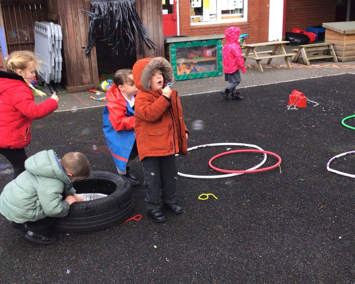 EPA_KittensFS1's tweet photo. A perfect day for bubbles 🌬 @EastfieldPri https://t.co/zDya8UW2qm