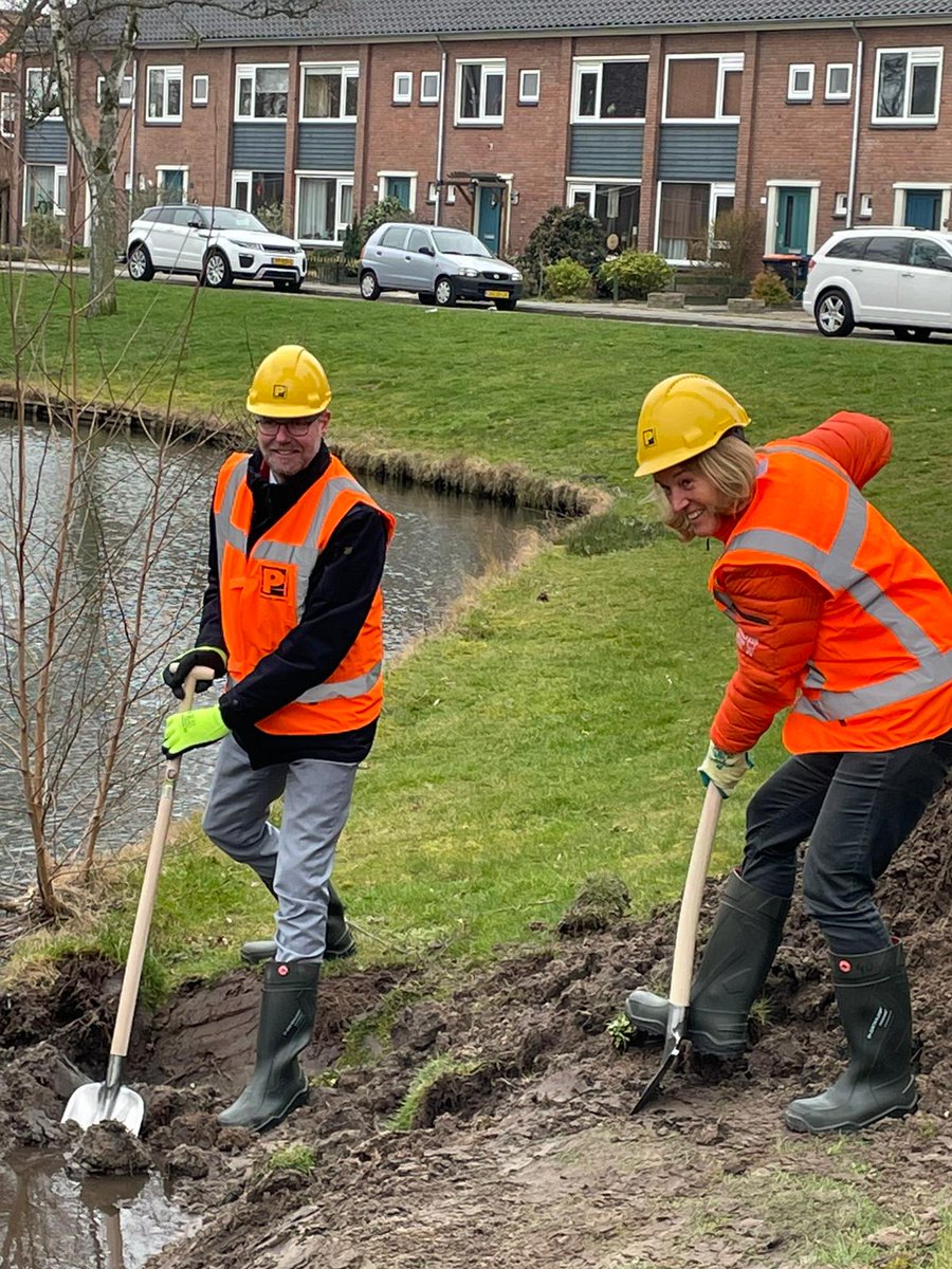 Ja... eindelijk is het zo ver: het "schop in de grond" moment in de staatsliedenbuurt in Apeldoorn is geweest, we kijken uit naar het resultaat. #gezondebuurt #stopnooitmetspelen @jantjebetonline <a href="/IVNNederland/">IVN Natuureducatie</a>