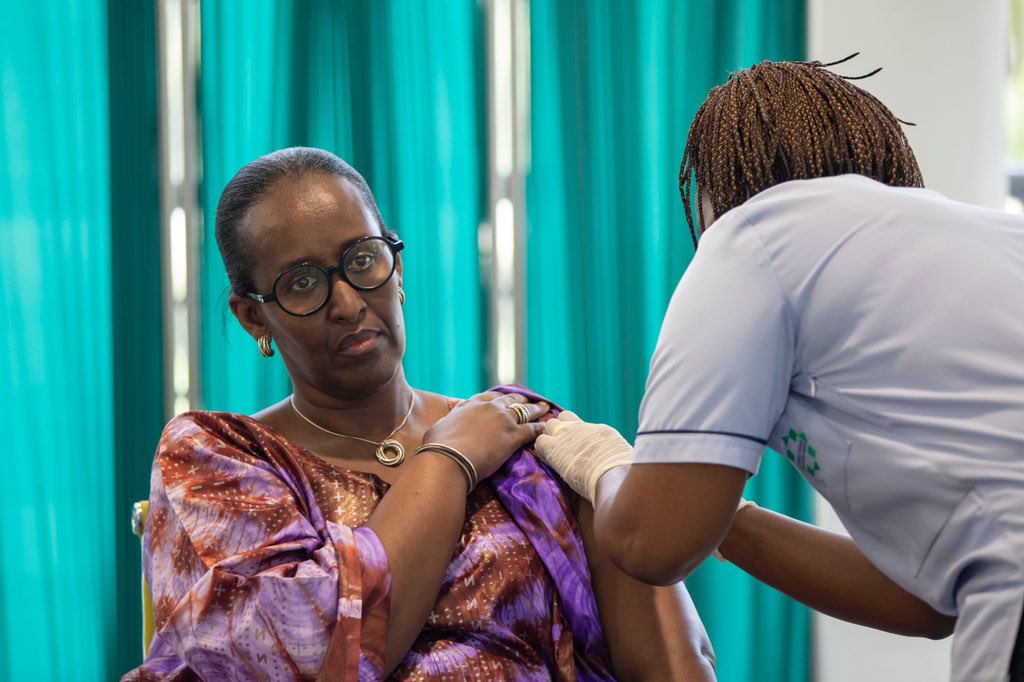 UrugwiroVillage's tweet photo. As part of the ongoing nationwide vaccination rollout that has seen more than 230,000 people vaccinated, President Kagame and First Lady Jeannette Kagame received their #COVID-19 vaccines at King Faisal Hospital. https://t.co/OylatTad9W